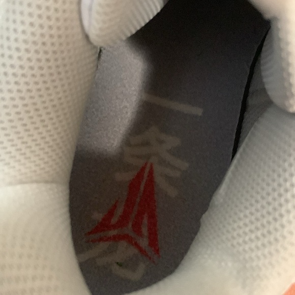 Barley used Nike basketball shoes, no oder and multi colored - Picture 3 of 4